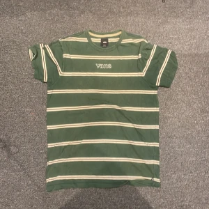 T-shirt - Storlek M Färg grön med vita stripes  Märke vans  Vid snabb affär löser jag billigare pris Passform regular fitt