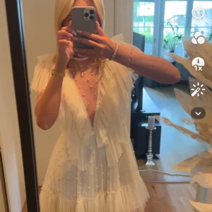 Ida Sjöstedt - studentklänning - Säljer nu min såså fina klänning från Ida Sjöstedt som är slutsåld!! Endast använd 1 gång och är därför som ny! Passar perfekt till studenten eller som en fin sommarklänning🙌  Nypris 5000 så jag säljer den nu för 3700🎀 OBS: sista bilden är lånad