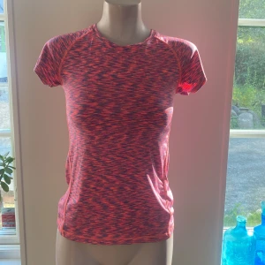 H&M träningströja - Rosa, lila och blå träningströja från H&M, i storlek 158-164