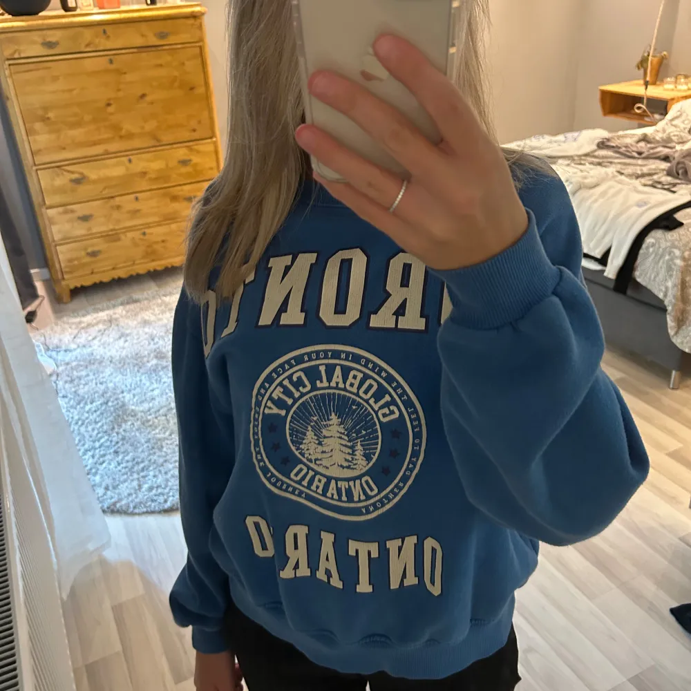 Säljer denna tröjan ifrån pull&bear pågrund av att den inte används längre.  Pris kan diskuteras.  Hör gärna av dig vid frågor. Tröjor & Koftor.