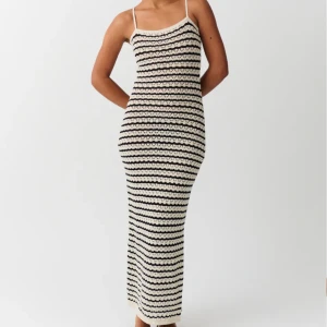 långklänning  - VÄRLDENS finaste virkade långklänning som tyvärr inte kommer till användning. Använd typ 2 gånger så precis som ny!! nypris 600kr 