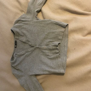 Söt tröja  - Söt basic kofta från zara, storlek M men sitter som S/XS💕