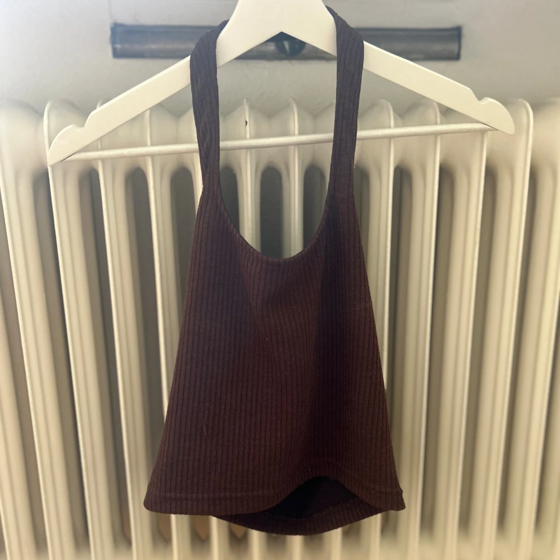 Brun ribbad linnetopp