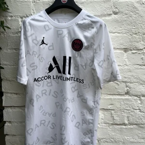 PSG fotbollströja  - Säljer en äkta PSG fotbollströja med inga defekter i storlek s, väldigt bra kvalite och bra skick. 
