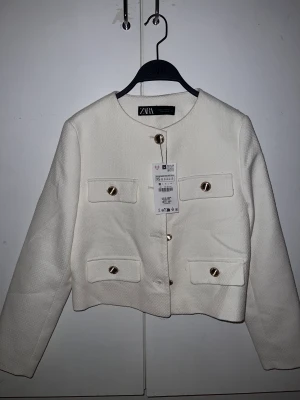 Slutsåld jacka från Zara  - Oanvänd 