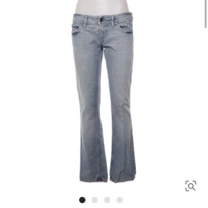 Disel jeans  - Snygga Lågmidjade jeans från Disel, säljer för ja tycker de va för raka. Helt nya fick hem idag. Denna annons kommer ligga uppe några dagar för ja kommer skicka tillbaka om ingen köper. Pris lapp å allt kvar.