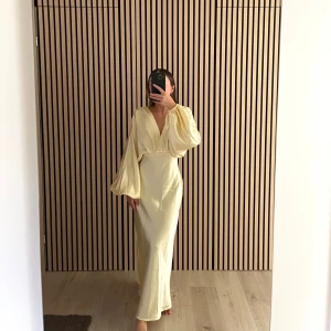 Gul Satinklänning - Ginatricot  - En superfin helt ny och oanvänd gul Satinklänning från Ginatricot, i storlek 34. Prislapp kvar. Slutsåld 🤍