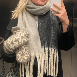 Stor, mysig halsduk!🥰 - Har älskat denna halsduken på hösten och vintern! Den är så mjuk, sticks inte alls, och passar till allt!💞 köpt i Paris. 