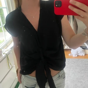 Svart blus med knytning - Svart blus med knytning i strl S/M💕Bra skick.