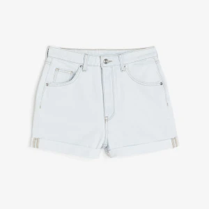 Jeansshorts  - Basic jeanshorts från H&M i storlek 36, säljer för är för små, ej nyskick men inte heller några defekter eller fläckar, nypris 250kr, skriv vid frågor! 