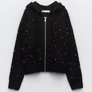 Stickad kofta - Stickad kofta ifrån zara med söta pärlor på.