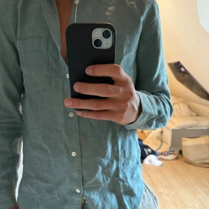 Arket skjorta - Mycket snygg Arket skjorta. Helt ny med prislapp. Nypris 690kr. Storlek 48, modellen på bilden är 189cm och väger 80kg. 