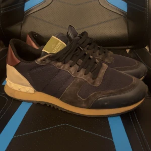 Valentino rockrunners - Tja, säljer ett par valentino skor nu. Skorna är i helt okej skick, och de har defekter men är knappast synliga (innanför skorn). Dessa har fortfarande mycket liv kvar och kan komma till mycket användning. Hör av dig för fler bilder elle annat🙌