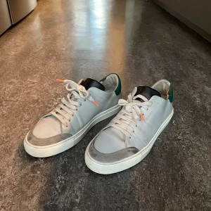 Axel Arigato skor - Riktigt sköna Arigato skor! Nypris runt 1500.  Skick:7,5/10 Strl:42,5 men passar lite större Hör av er vid minsta fundering!🙌