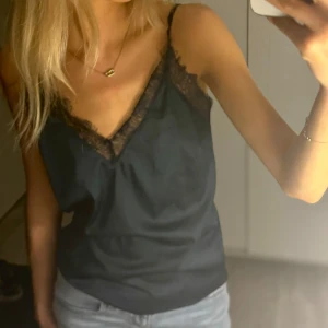 Spetslinne - NA-KD - Säljer detta mörkblåa spetslinne i satin från NA-KD. Använd väldigt lite så skicket är superbra. 