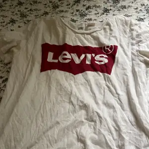 säljer denna t shirten från levis då den ej kommer till någon större användning. Den är använd ett antal gånger men inga difekter.