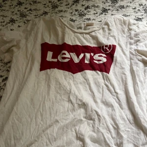 t shirt  - säljer denna t shirten från levis då den ej kommer till någon större användning. Den är använd ett antal gånger men inga difekter.