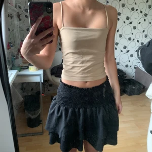 Spaghetti strap linne - Ett beiget linne som var väldigt populärt 2019/2020. Använts ett fåtal gånger och sedan legat i min garderob länge så det är dags att ge den till någon annan som kommer använda den. Nypris: 100kr. Hör av dig om frågor uppkommer!