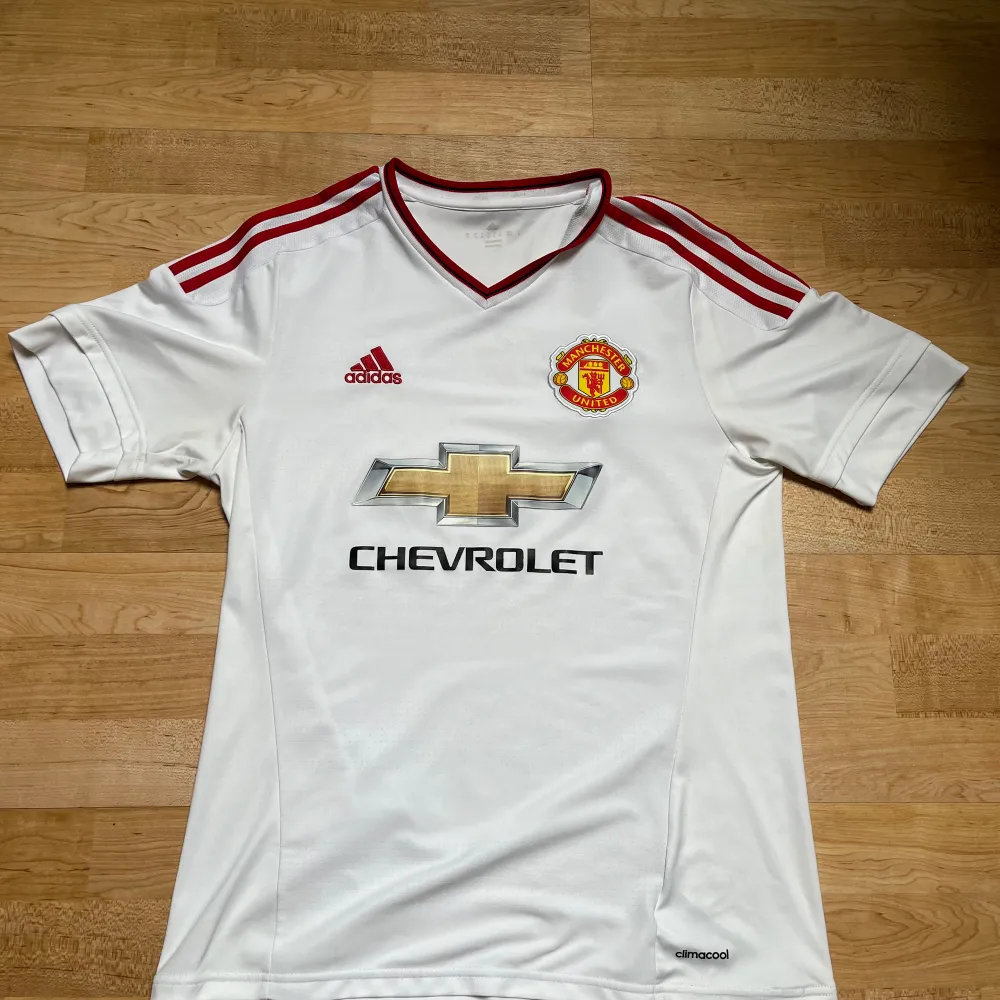 Manchester United borta tröja från 2015  Köpt i mystery box från Pardon My Kicks Tröjan är äkta och 10/10 skicka bara testad. T-shirts.