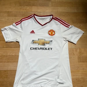 Manchester United Tröja - Manchester United borta tröja från 2015  Köpt i mystery box från Pardon My Kicks Tröjan är äkta och 10/10 skicka bara testad