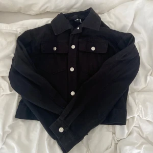 Svart jeansjacka - Använd några gånger är i bra skick🙏🏼köpt för några år sedan då den inte finns kvar på sidan, köpt för 299kr ( pris kan diskuteras )
