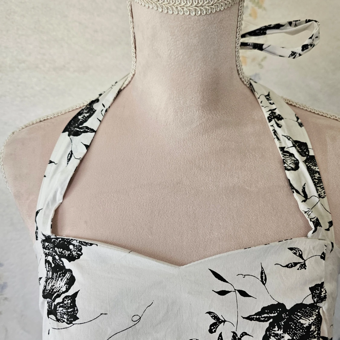 Vit och svart blommig klänning - 93