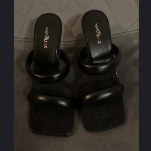 Puffiga klackskor  - Så snygga svarta klackskor med puffiga remar, bara testade inomhus. Storlek 37. Köpta förra hösten för 599kr 