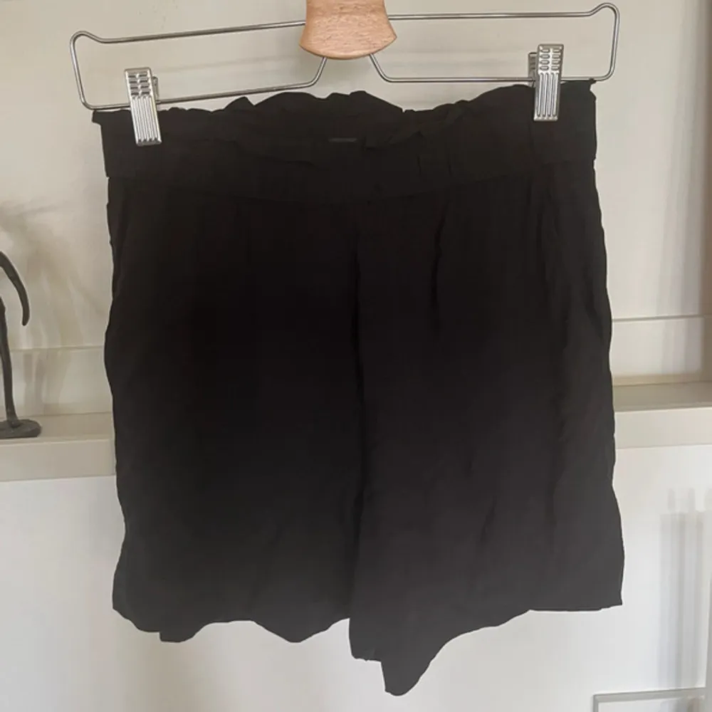 Lite högre midja om jag inte minns fel.  Knappt använda. Tunnare material . Shorts.