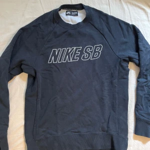 Sweatshirt - Svart mysig sweatshirt i storlek M så den är oversized, inte använd mycket💕