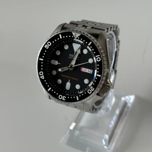 Seiko SKX007 - • Modell: Seiko Automatic Divers  • Storlek: 42mm • Referens: SKX007K2 • År: 2017 • Skick: Mycket Bra • Medföljer: Fullset med två extra band