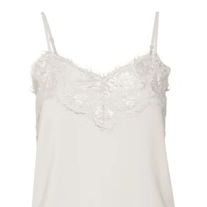 Spetslinne - Säljer denna benvita spetslinne från soaked in luxury! Använd fåtal gånger. I storlek s. Säljer då jag inte använder den. Originalpris : 349.95kr!   Tryck på köp nu!❤️