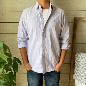 Ralph lauren skjorta - Säljer nu denna riktigt feta Ralph lauren skjorta i fint skick, perfekt nu i sommar och till våren☀️🌇 | Passform: Storlek M | DISKUTERBART PRIS😉 | Hör av dig vid minsta fundering eller behov av mer bilder👊🏼😊