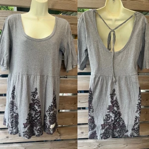 Fin tunika/t-shirt från Odd Molly stl 3 (M-L) - Super fin tunika/t-shirt från Odd Molly med vackert mönster/dekorationer. Anv men fint skick. Smickrande passform som framhäver det bästa. Stl 3 vilket är L, jag tycker den passar 38-42 beroende på bystmått och hur man vill att den ska sitta.