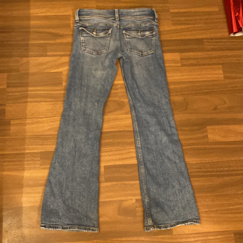 Köpte för 350, använd några gånger, dom är i bra skick, dom är low wast och boot cut. Jeans & Byxor.