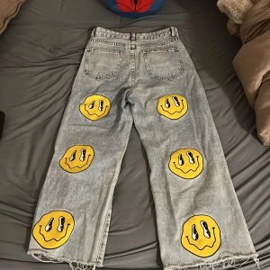 Smiley ripped jeans  - Använda Max 10 gånger för fester. Har gått upp i vikt så kan ej ha dom längre. Ej stretch. Jag är 153cm lång så jag har klippt dom så dom passade mig, så är du längre än mig så kommer dom kännas lite korta.