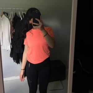 Tränings tshirt - Tveka inte vid frågor! Säljs på grund av flytt och rensning 🌸