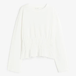 Hm tröja - Säljer denna då den inte kommer till användning. En topp med smock från H&M, köpt för typ 1 månad sen. Använd 2 gånger, nyskick. Fråga gärna om flera bilder på💕