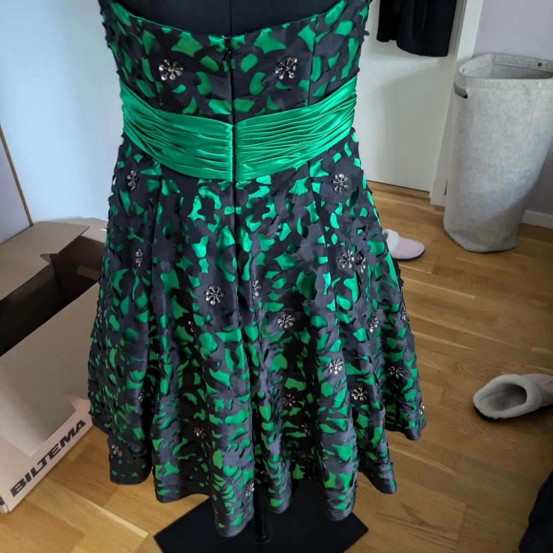 Grön och svart klänning - 90