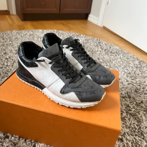Louis Vuitton runaway skor - Hej! Säljer mina louisvuitton skor  Skick: 7.5/10 små sprickor vid sidan men syns knappt  Nypris: 10999kr  Kvitto och box följer med   Pris kan diskuteras vid snabb affär!