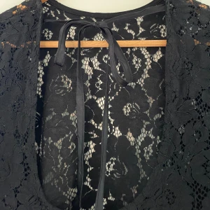 Spetstopp  - Svart spetstopp med öppen rygg från Gina Tricot.  Fint skick!