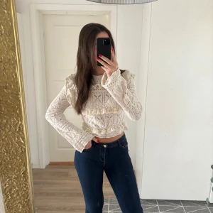 Stickad tröja från Zara - Supersöt tröja!💕Använd en gång och säljer då den aldrig kommit till användning! Storlek M men skulle säga att den sitter som en S. Köpt för 399 kr, pris kan diskuteras! Skriv privat om frågor finns💕