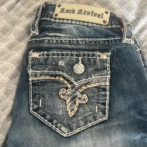 Rock revival jeans  - Rock revival byxor i storlek 26 som inte kommer till användning tyvärr. Väldigt fina på. 