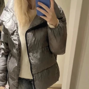 Massimo Dutti - Slutsåld populär Massimo Dutti grå jacka. Bra skick och lite fläckig från regn. Köpt för 2000kr