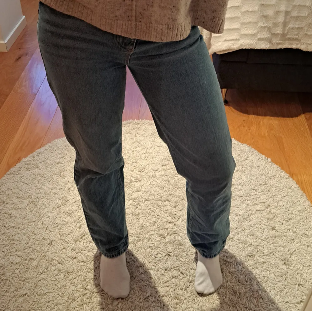90s straight blå jeans från bikbok, midjemått 27 och längd 32. Riktigt snygga och rejäla jeans som är tillräckligt långa i benen för mig som är 180 cm lång men tyvärr aningen små i midjan.. Jeans & Byxor.