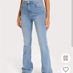 Ljusblåa bootcut jeans från Nelly, använda 1 gång endast. 200kr exkl frakt.