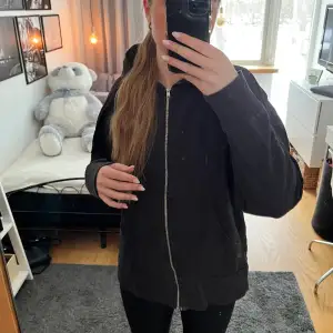 Skön svart zip-up hoodie🩷Säljer pga att jag redan har en likadan🩷