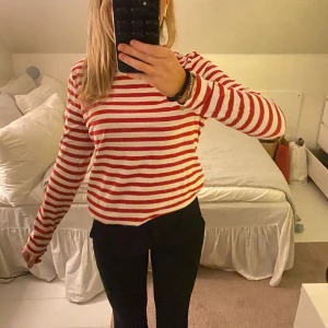 Randig tröja - långärmad randig tröja från Arket, skulle säga att den är i nyskick👌🏼