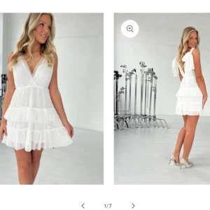 Studentklänning  - Jättefin studentklänning från Åberg Copenhagen i storlek S. Banden på ryggen/axlarna är lösa och går att knyta på olika sätt eller ta bort☺️ Säljer då jag köpt en annan. Skriv för fler bilder💗💗