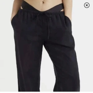 Svarta linnebyxor h&m - Storlek xs, jättebra skick!! köpt på plick och köparen innan mig hade sprätt upp kanten för att få de längre 🥰