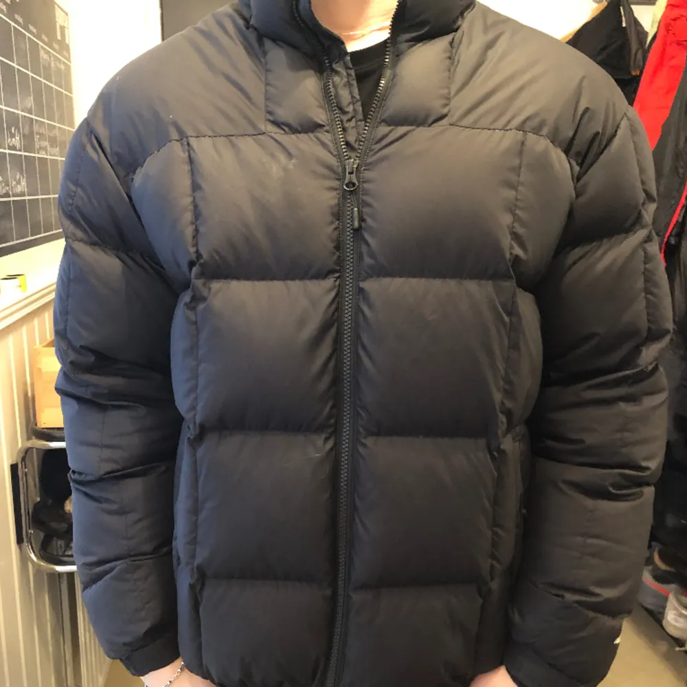 En North Face Lhotse puffer jacka i använt men fof riktigt fint skick. Inga rejäla tecken på användning. Vid frågor om varan så är det bara att höra av sig!. Jackor.